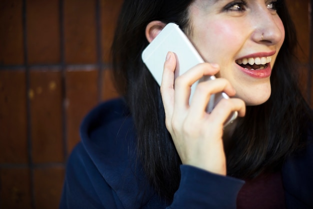 Jeune femme parlant au téléphone