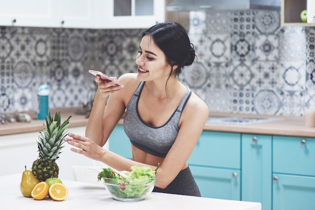 Jeune femme parlant par téléphone, alimentation saine et végétarienne