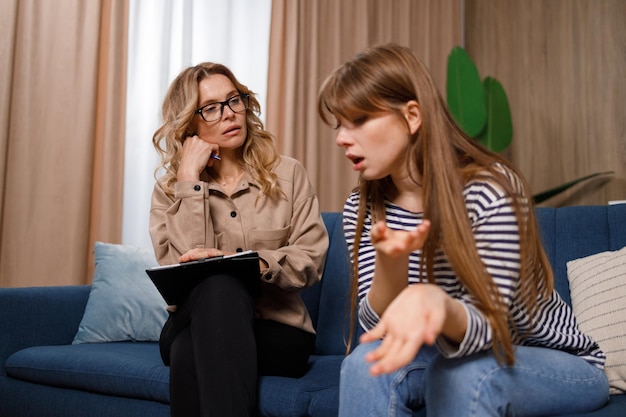 Jeune femme parlant avec un psychologue de ses problèmes