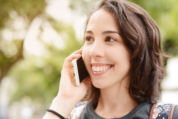 Jeune femme parlant sur son téléphone portable