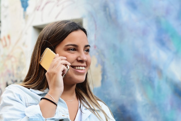 Jeune femme parlant sur son téléphone portable.