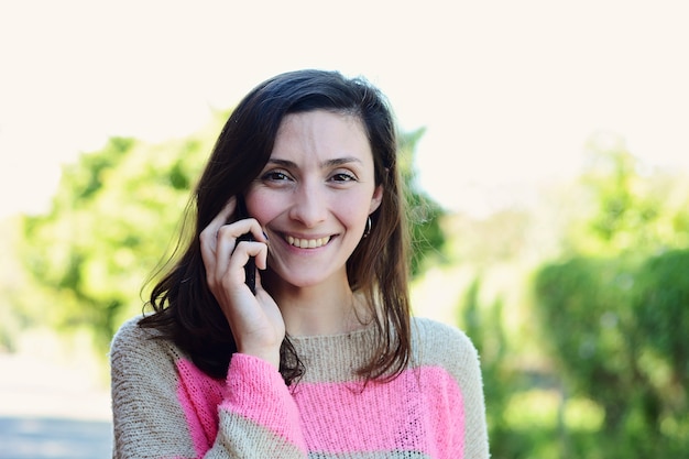 Jeune femme parlant sur son téléphone portable.