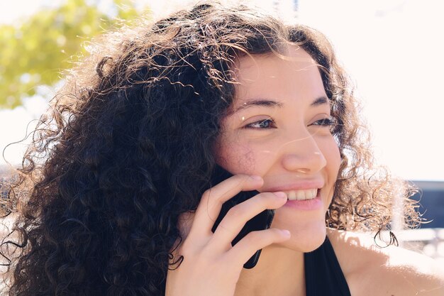 Jeune femme parlant sur son téléphone portable.