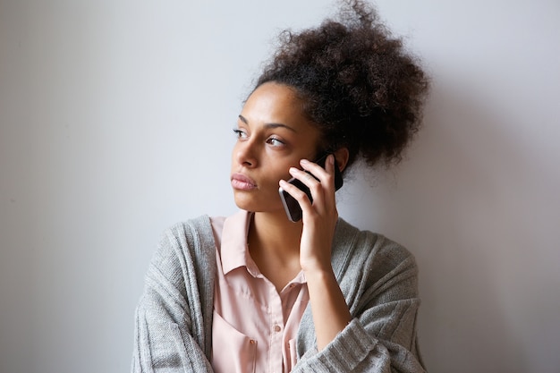 Jeune femme parlant sur téléphone mobile