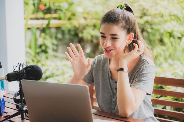 Jeune Femme Parlant Avec Vidéoconférence à La Maison, Technologie De Communication à Distance En Ligne Pour Appeler Par Ordinateur Portable Sur Le Cyberespace, Mode De Vie D'une Femme Heureuse De Travailler Et De Rester Isolée à Distance