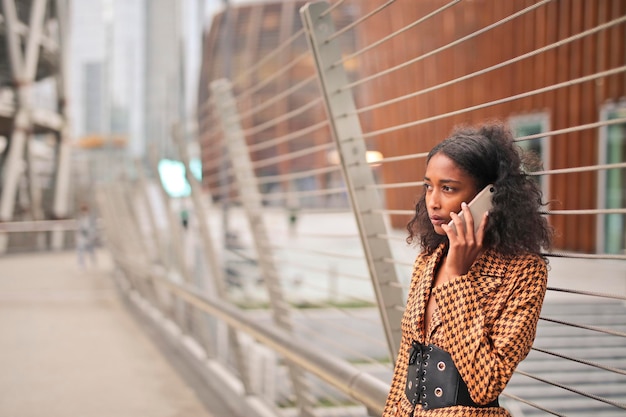 jeune femme parle au téléphone