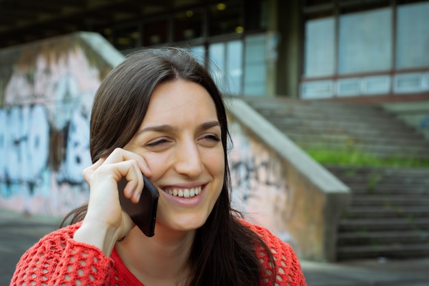 Jeune femme parle sur son téléphone portable.