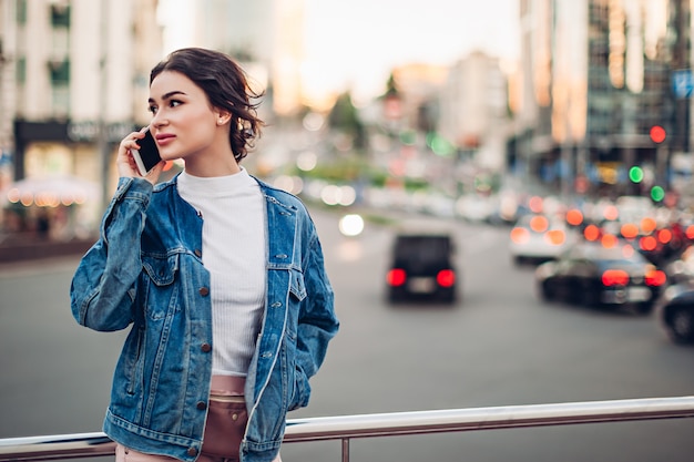 Jeune femme, parler téléphone, sur, rue