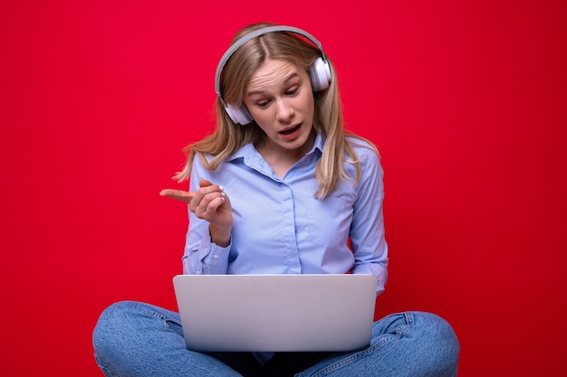 Une jeune femme passe un appel vidéo à partir d'un ordinateur portable