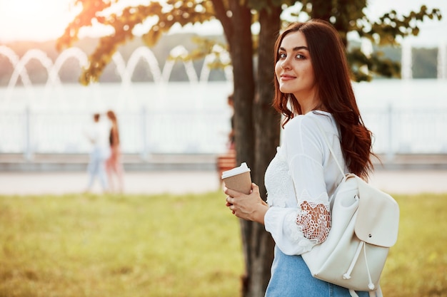 Jeune femme passer du bon temps dans le parc lors de son week-end