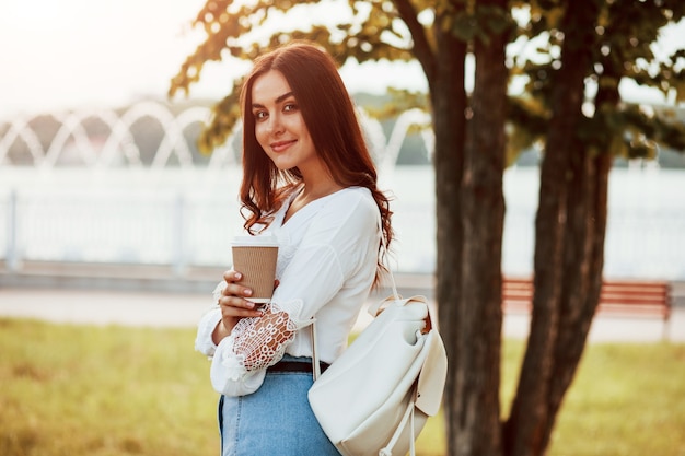 Jeune femme passer du bon temps dans le parc lors de son week-end