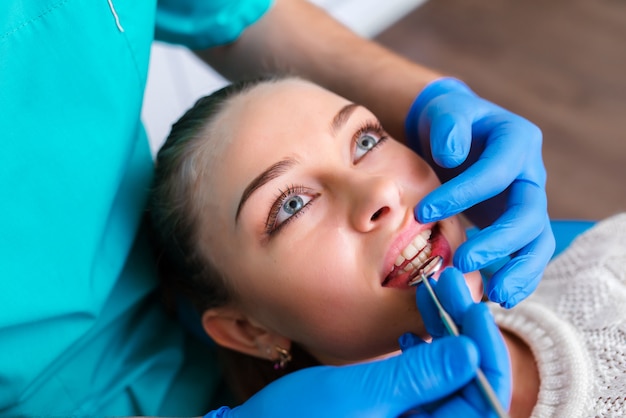 Jeune, femme, patient, regarder, dentiste