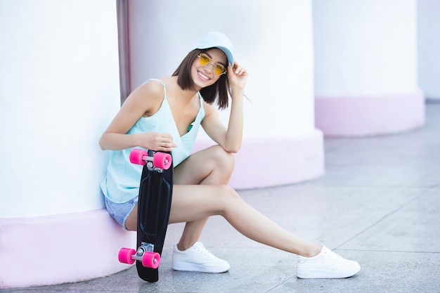 Jeune femme avec patin. Patineuse. Belle femme à l'extérieur.