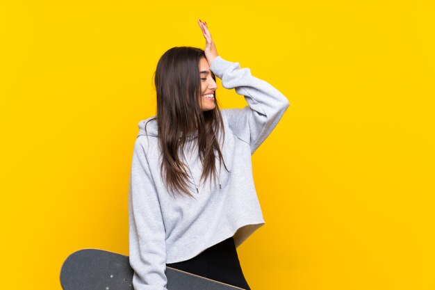 Jeune femme de patineur isolée sur jaune a réalisé quelque chose et a l'intention de la solution