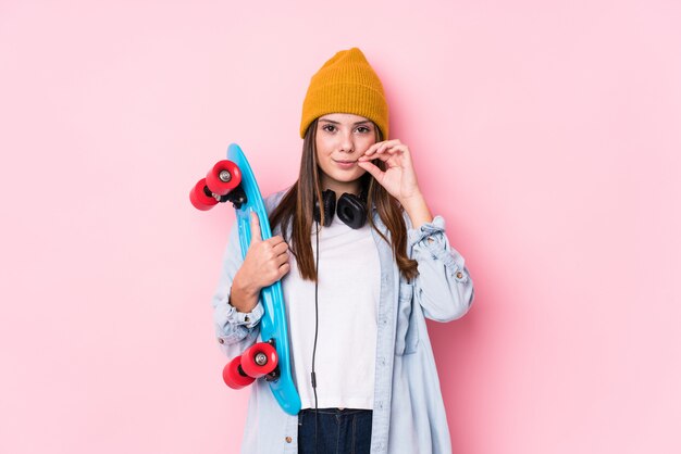 Jeune femme patineuse tenant un patin avec les doigts sur les lèvres gardant un secret.