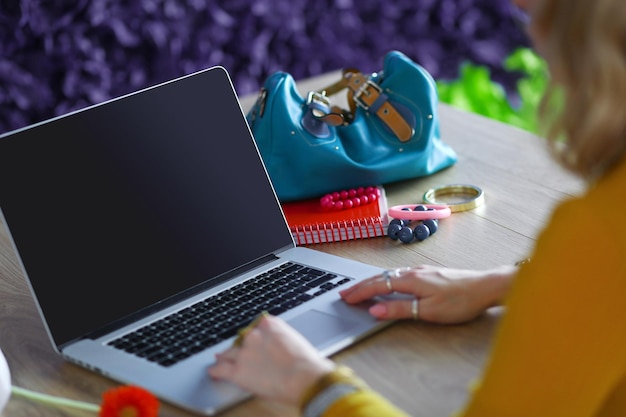 Jeune femme en pause-café ou profitant de la pause-café à l'aide d'un ordinateur portable