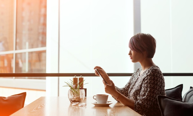 Jeune femme à la pause café