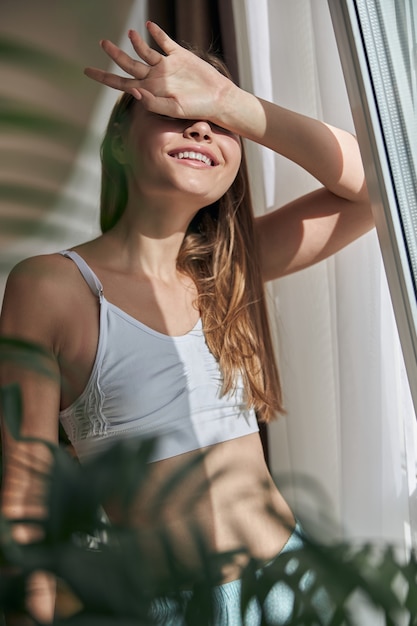 Jeune femme de peau naturelle saine à la maison