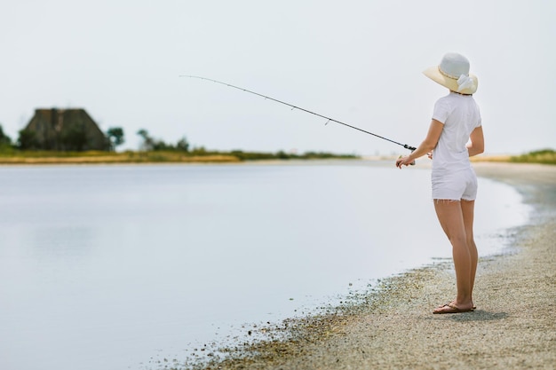 Jeune femme pêchant en mer