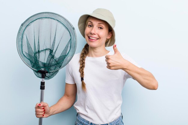 Jeune femme pêcheuse blonde adulte avec un concept net de vacances et de passe-temps