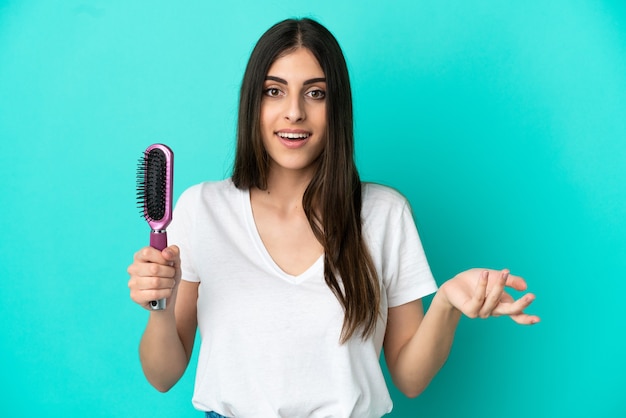 Jeune femme avec un peigne à cheveux