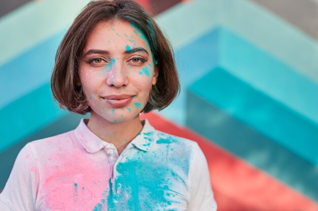 Jeune femme avec de la peinture sur le visage