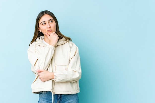 Jeune femme pensant et levant les yeux, réfléchissant, contemplant, ayant un fantasme