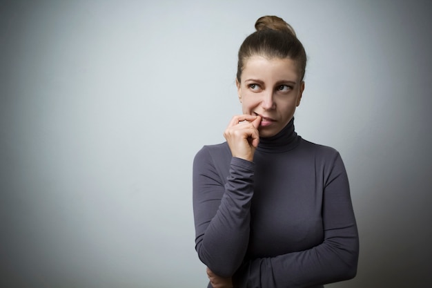 Une jeune femme pense à quelque chose.