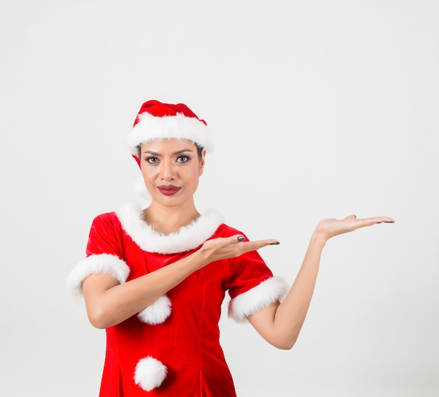 Jeune femme en père Noël rouge. Isolé sur fond blanc