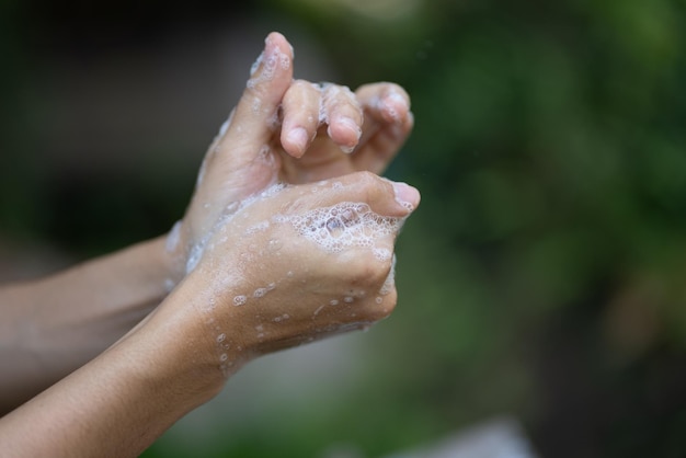 Jeune femme personne hygiène des mains nettoyage avec essuyer concept de santé corporelle