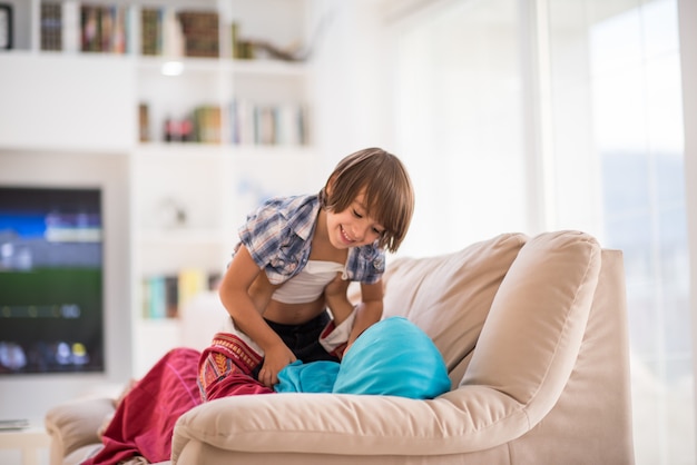 Jeune Femme Avec Petit Enfant à La Maison