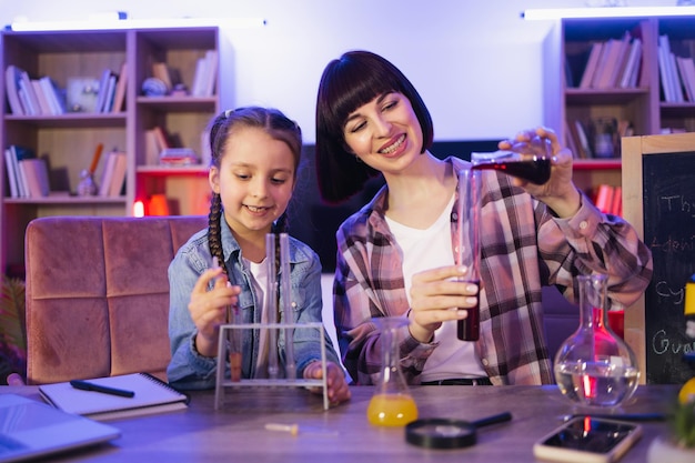 Une jeune femme et une petite fille améliorent leurs connaissances en appréciant les études.