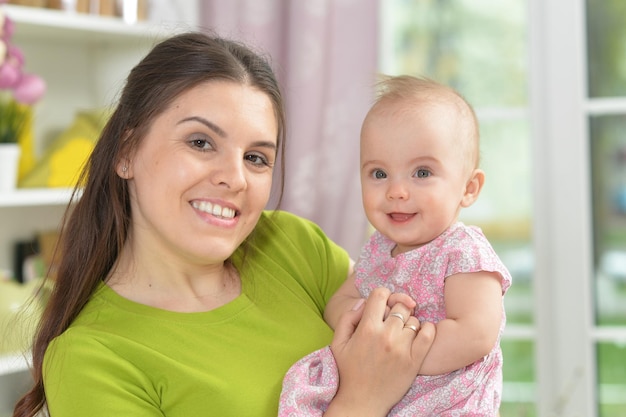 jeune femme, à, petite fille, chez soi