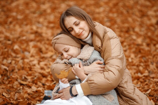 Jeune femme et petite fille dans la forêt d'automne