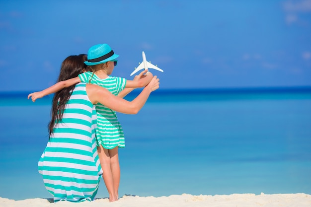 Jeune femme, et, petite fille, à, miniature, de, avion, à, plage