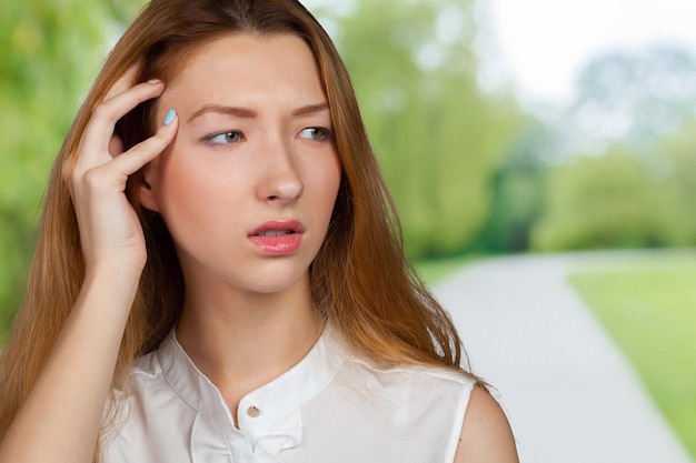 Jeune femme un peu nerveuse