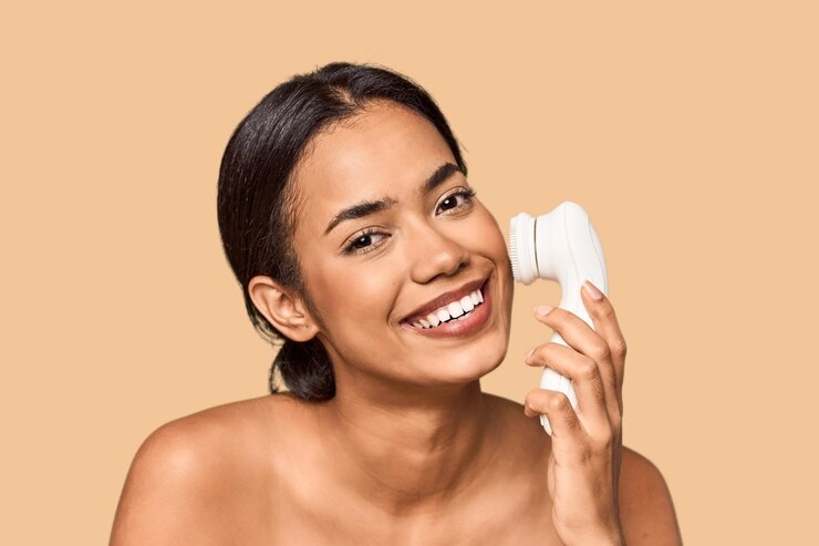 Photo une jeune femme philippine utilisant un nettoyant facial électrique