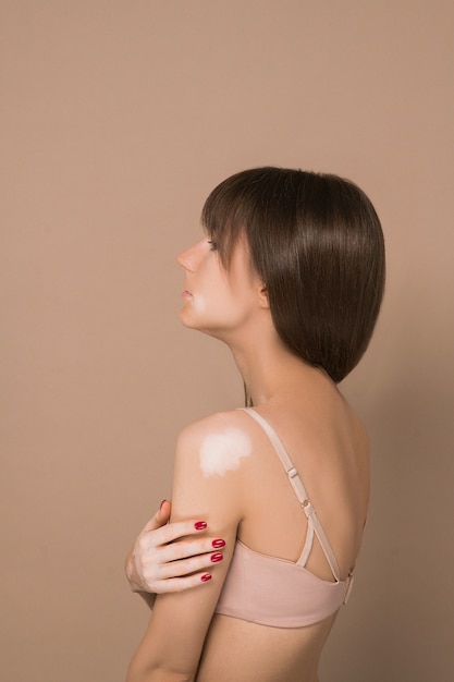 Jeune femme. Une photo à la taille d'une jolie jeune femme aux cheveux longs avec une pigmentation de la peau