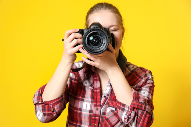 Jeune femme photographe sur la couleur