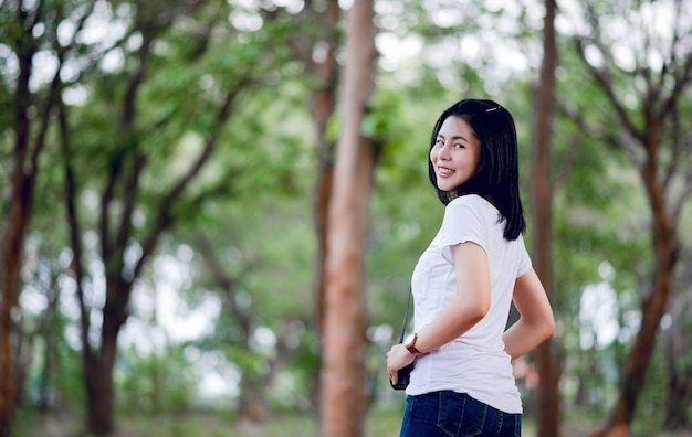 Jeune femme photographe dans le parc