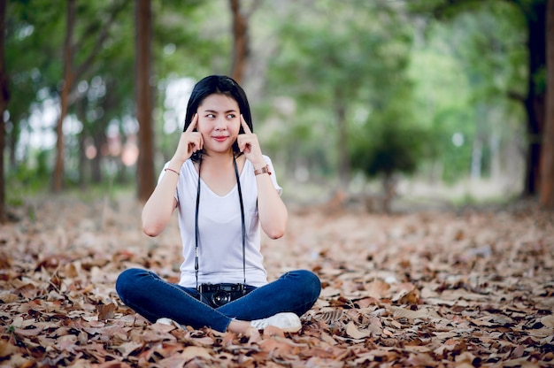 Jeune femme photographe dans le parc