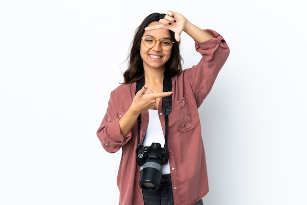 Jeune femme photographe isolée