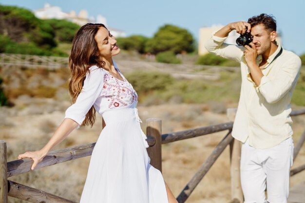 Photo une jeune femme photographie avec un appareil photo.