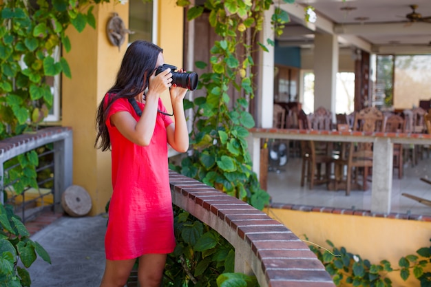 Jeune femme photographie la vue imprenable depuis son balcon