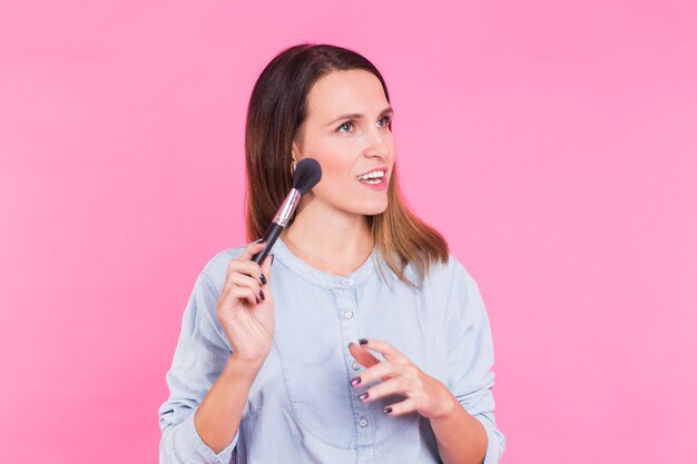 Jeune femme, à, a, pinceau maquillage