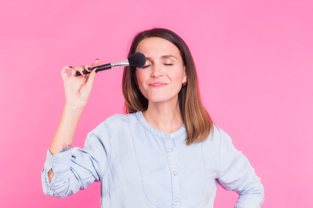 Jeune femme, à, a, pinceau maquillage