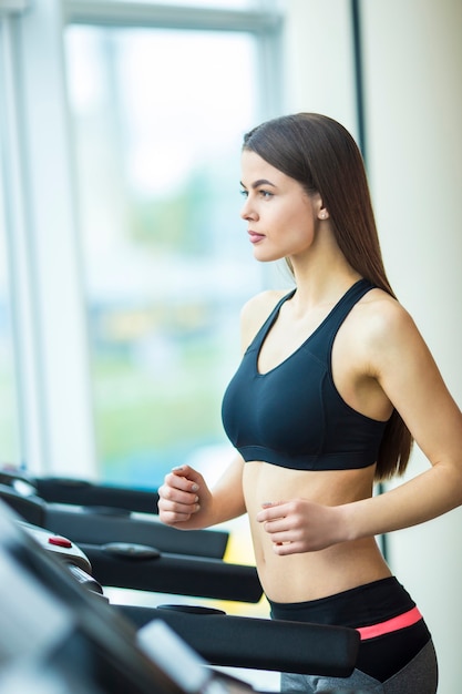 La jeune femme sur la piste de course