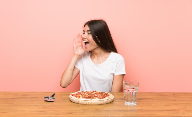 Jeune, femme, pizza, crier, bouche ouverte