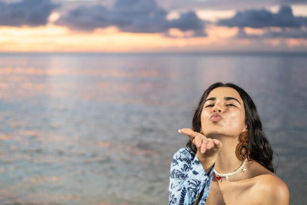 Jeune femme à la plage avec une attitude ludique