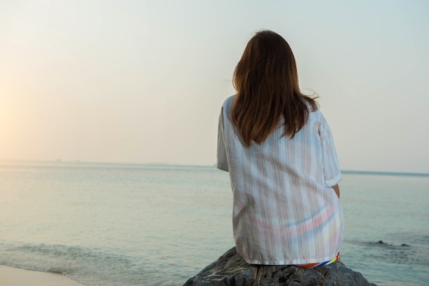 Jeune femme sur la plage, concept triste